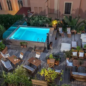 Hotel Palm Gallery